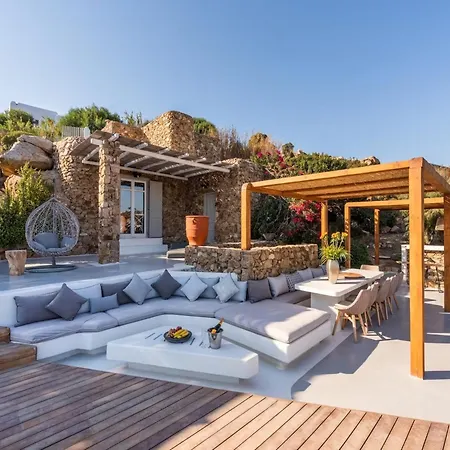 Villa Stunning Surrounded By Lush Greenery *